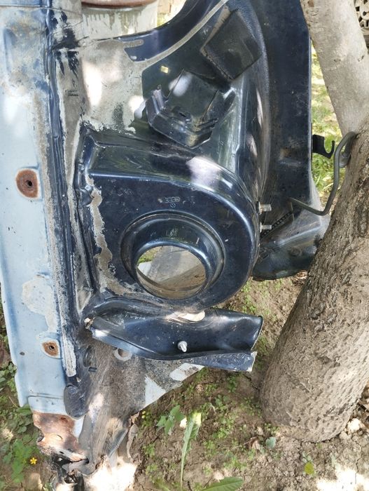 Продам кузовні запчасті пас б3 б4 авді крила стакани пораги