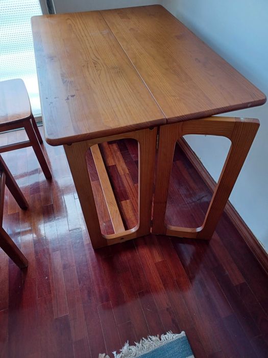 Mesa de fechar com duas cadeirass
