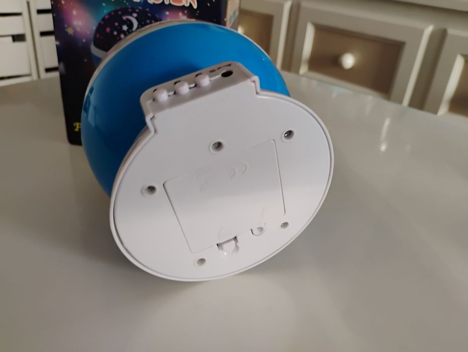 Lampka nocna z projektorem gwiazd