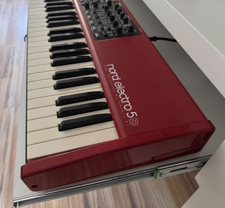 Nord Electro 5D 61   Super stan,