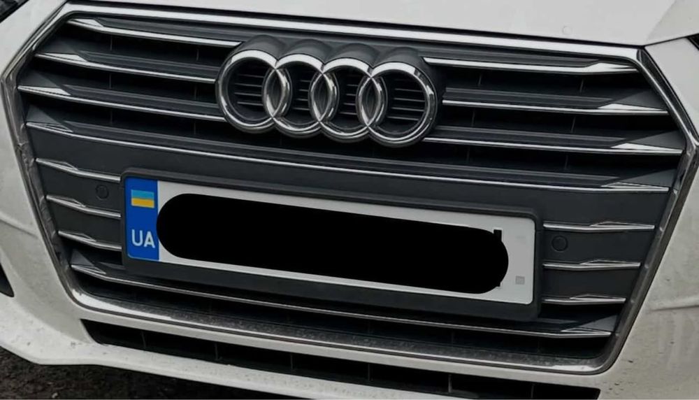 Решітка audi a4b9 2017р