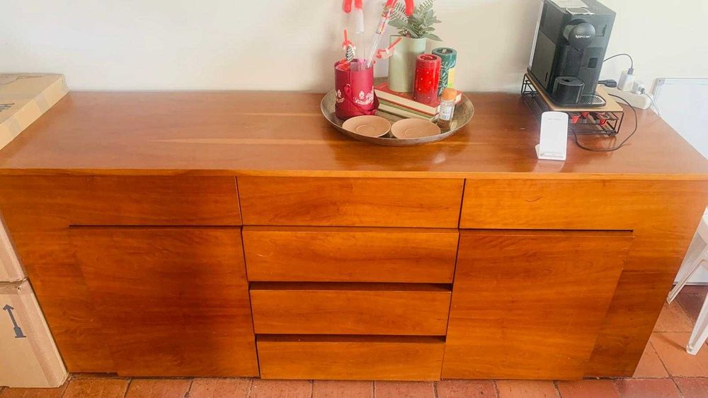 Aparador em madeira maciça em ótimo estado