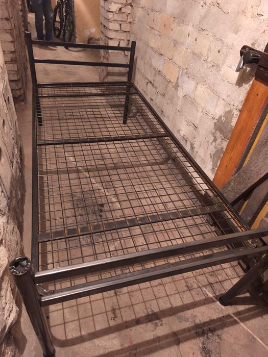 Rama metalowa łóżka