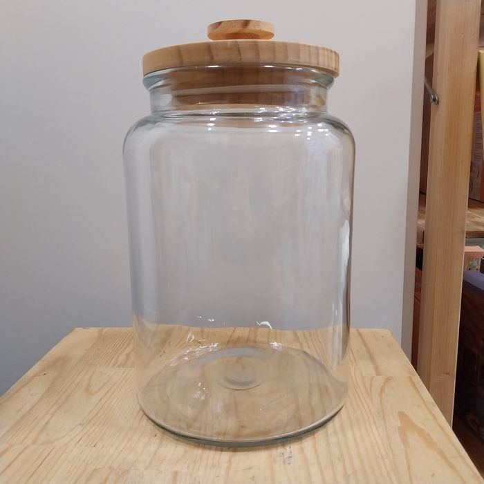 Frasco de vidro com tampa em madeira