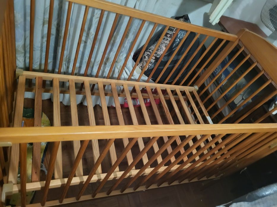 Cama de madeira de bebé com colchão