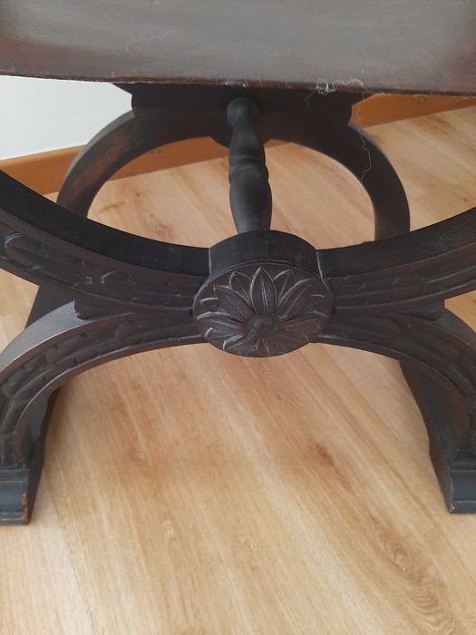 Cadeira em madeira trabalhada e couro