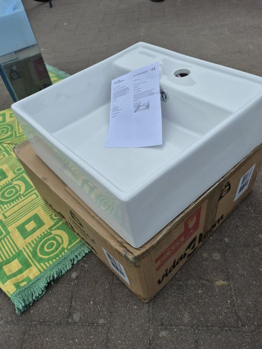 Nowa łazienkowa umywalka nablatowa