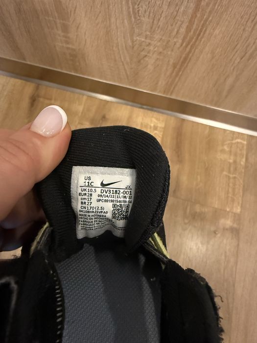 Продам дитячі кросівки Nike (28 розмір)