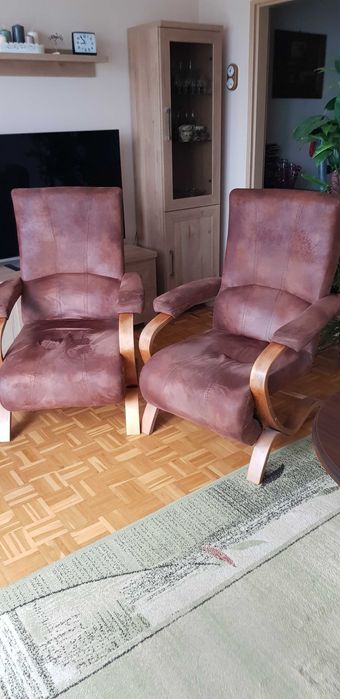 Dwa fotele wypoczynkowe.