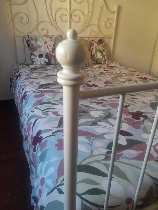 Cama ikea em ótimo estado