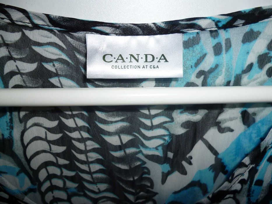 Blusa estampada em tons de azul e preto C&A para desocupar