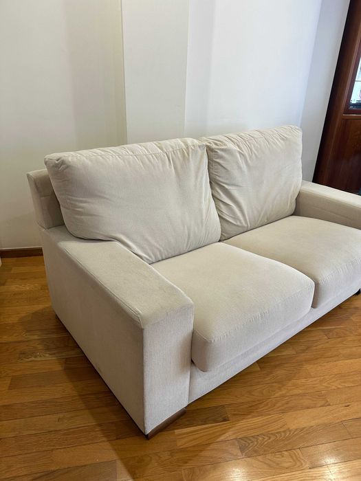 Sofá creme de dois lugares em bom estado