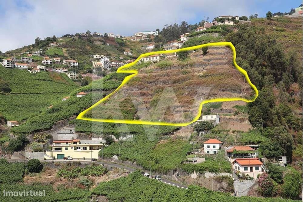 Moradia por recuperar inserido num terreno com a área de 3692 m2