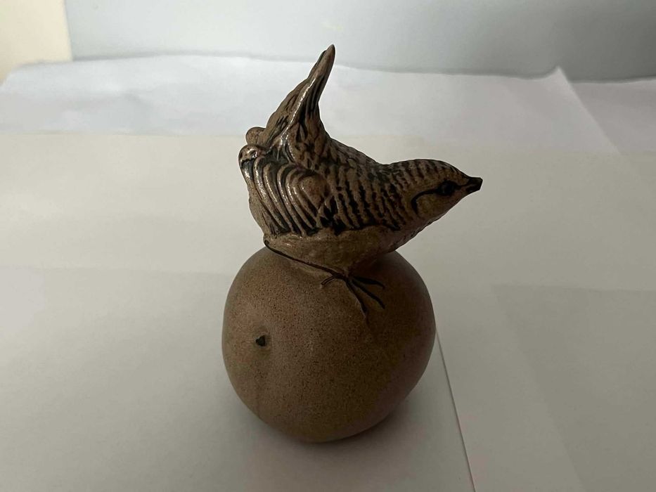 Ptak strzyżyk na jabłku figurka ceramiczna