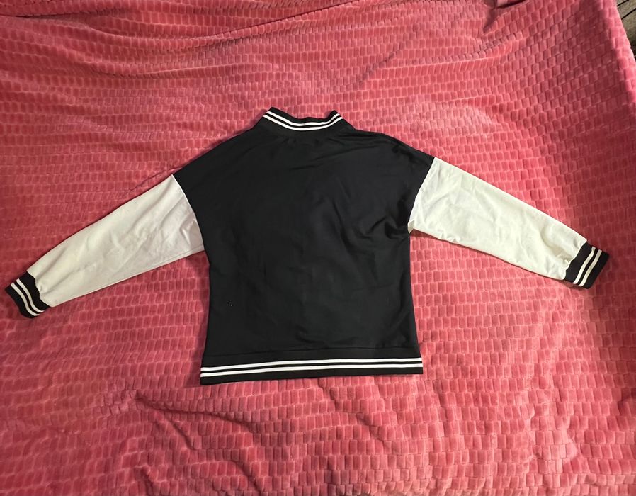 Жіночий чорно білий бомбер