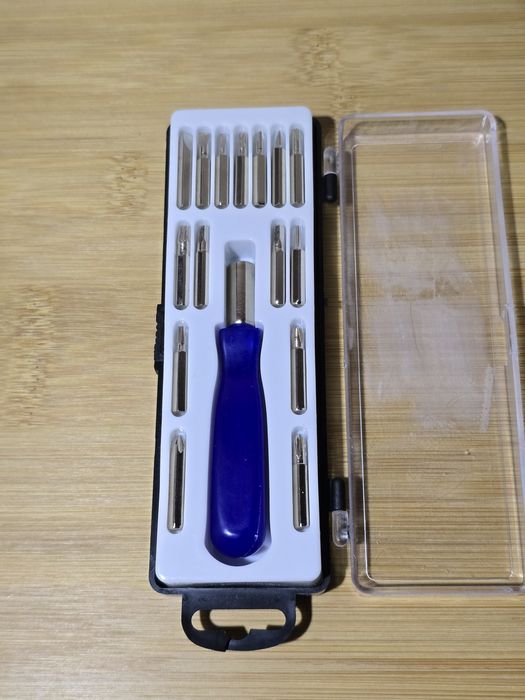 Отвертка с набором бит