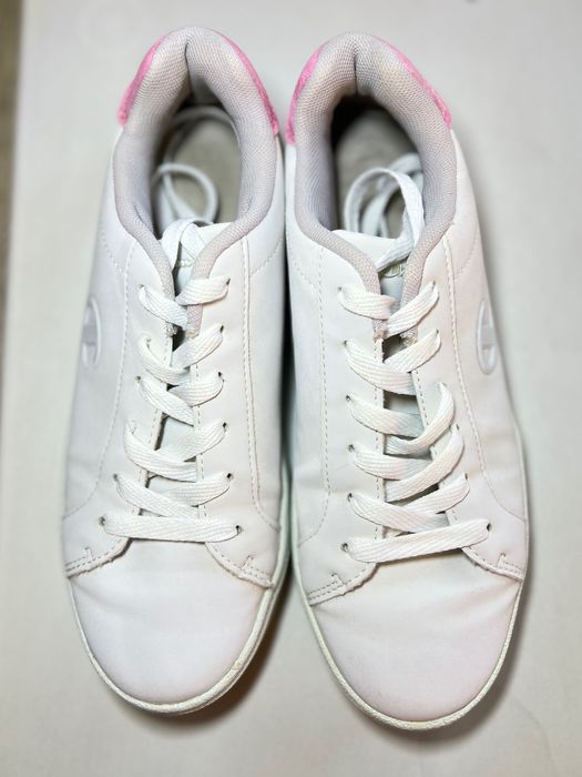 Білі кросівки від Champion – комфортні та стильні.