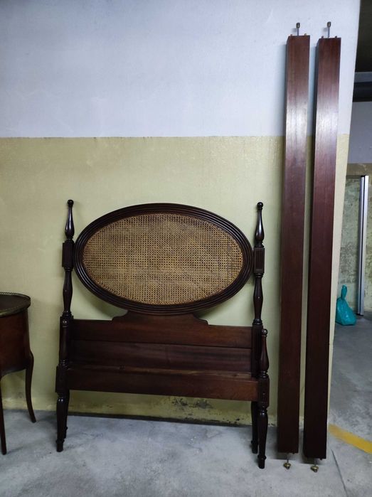 Cama solteiro com palhinha