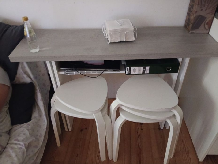 Mesa na e cozinha ou sala cono comk aparador