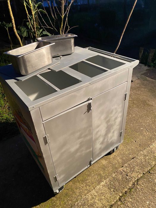 Roulotte para vender Cachorros / Bifanas como nova!