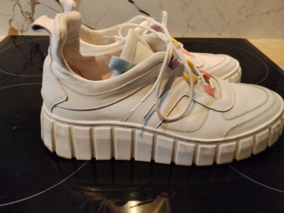 białe skórzane trampki