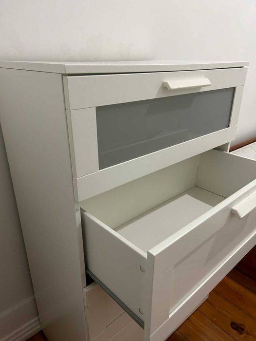 Cómoda IKEA Brimnes 4 Gavetas | Branca/Vidro Fosco