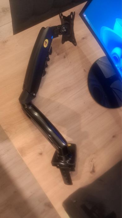 Komputer z monitorem i podstawką do monitora