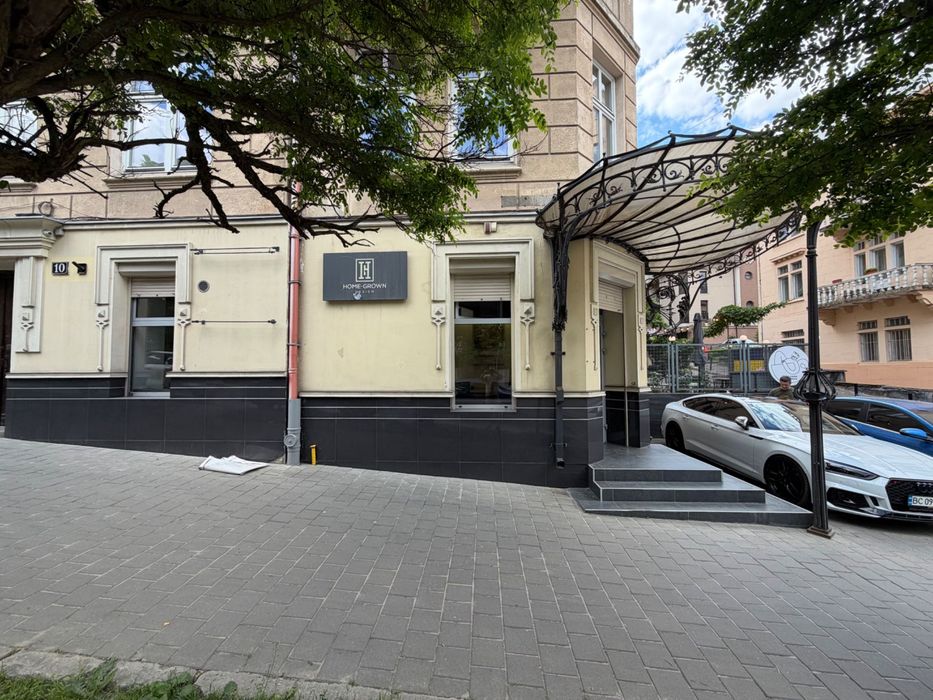 Продаж фасадного комерційного приміщення вул. Героїв Майдану 61 м2