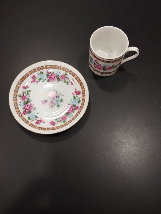 Conjunto de chávena e pires de café