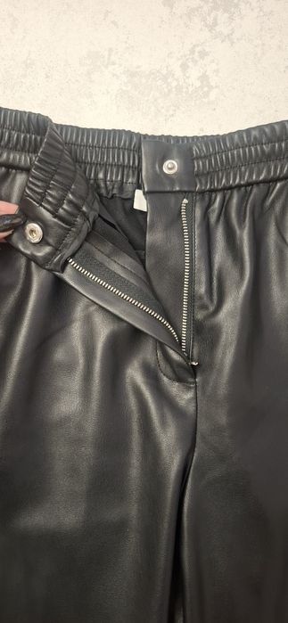 Czarne spodnie ze skóry Mohito