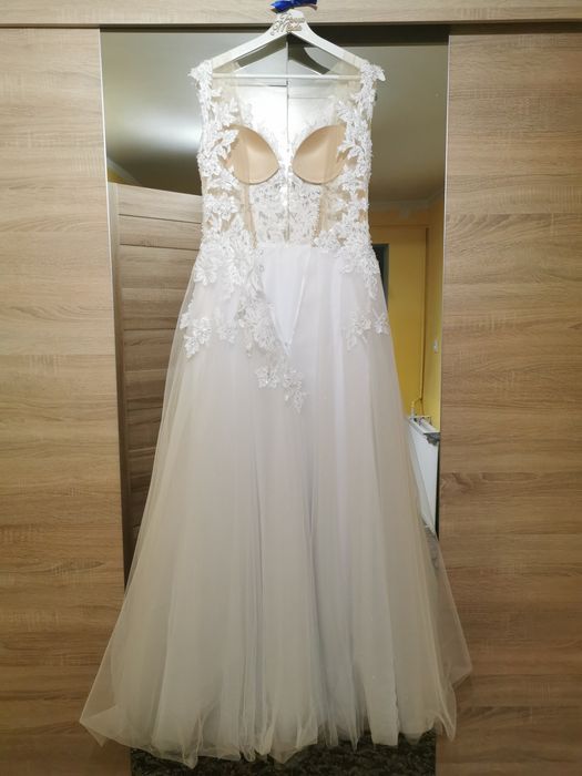 Biała suknia ślubna