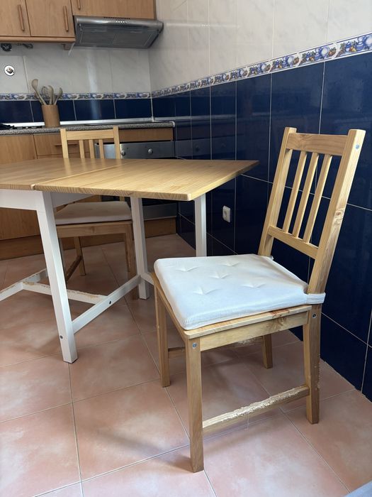 Mesa + 2 cadeiras de madeira – para restauro/reaproveitamento