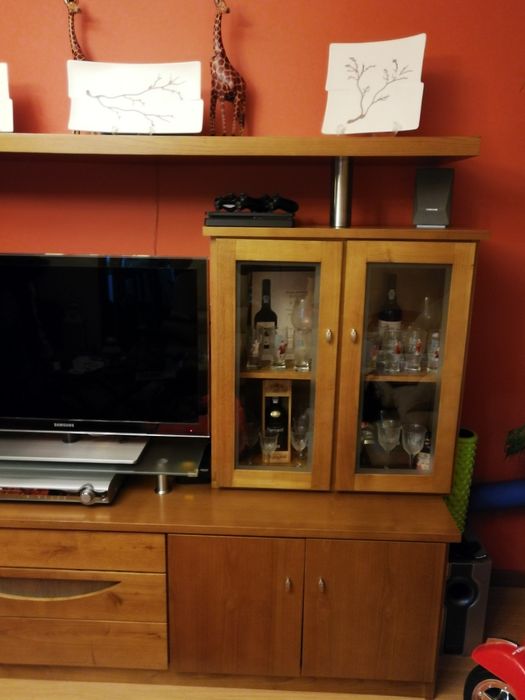 Movel de sala de TV com vitrine em Madeira  com Aparador e Espelho