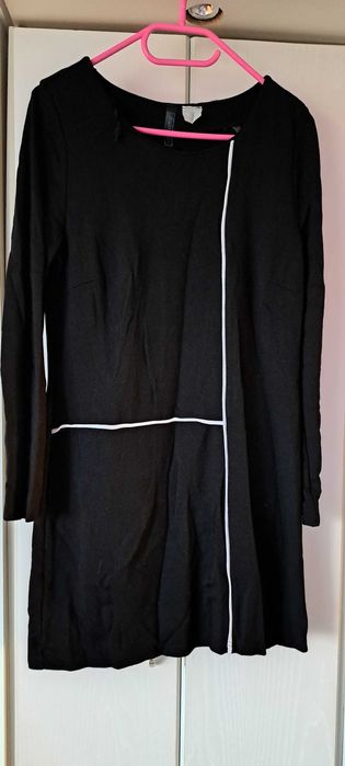 Czarna sukienka z bialymi paskami