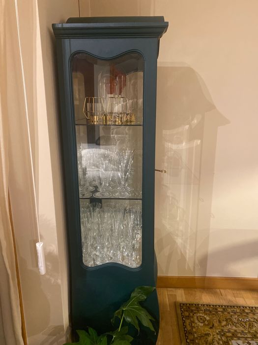 Vendo vitrine  antiga em madeira pintada a verde 125 euros.