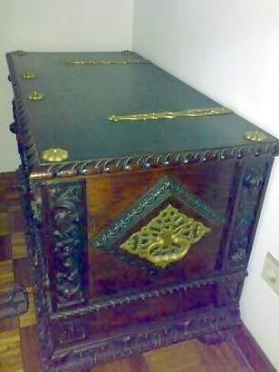 Belíssima arca antiga com aplicações metálicas em dourado