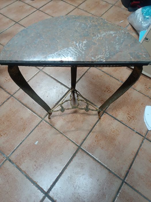 Credencia trabalhada em metal muito antiga com pedra mármore