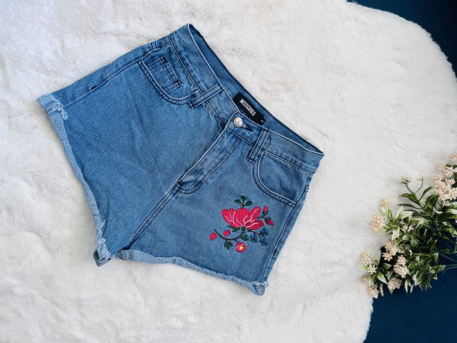 Spodenki jeansowe z haftem missguided xs