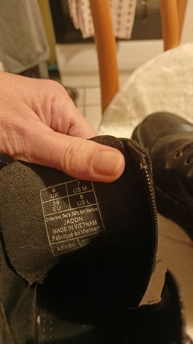 Martensy, czarne, na platformie, z przeszyciami