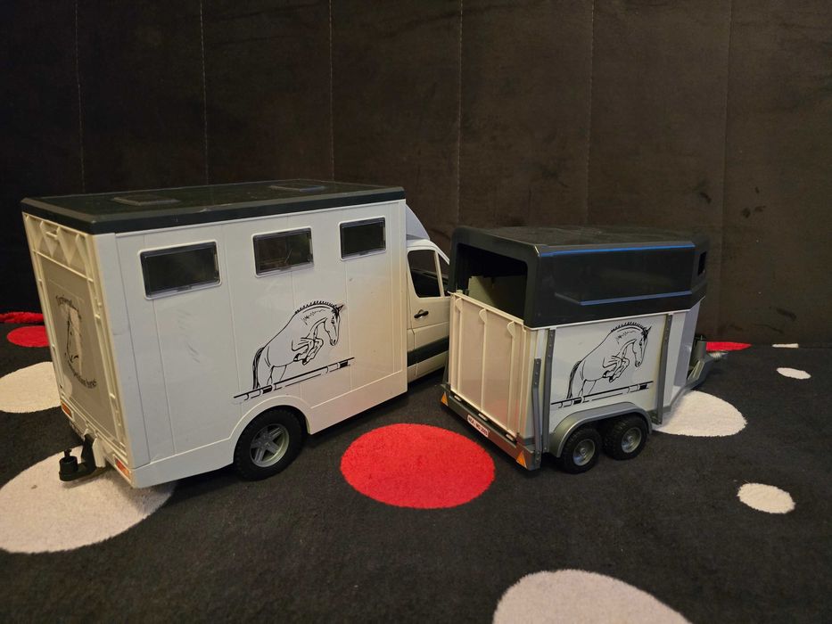 Bruder 02533 MB Sprinter do przewozu koni z przyczepą