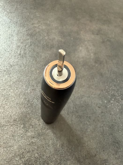 Uszkodzona szczoteczka soniczna Philips Sonicare Prestige  HX999B