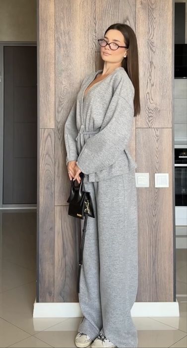 Костюм сірого кольору новий
