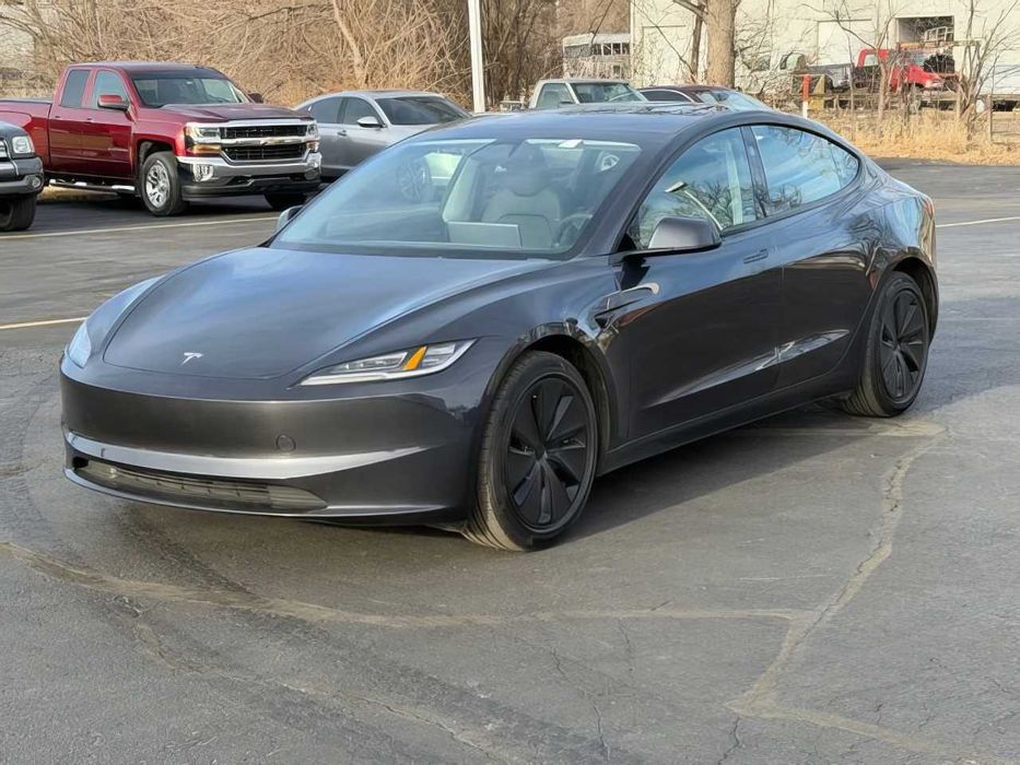 Tesla Model 3      2024