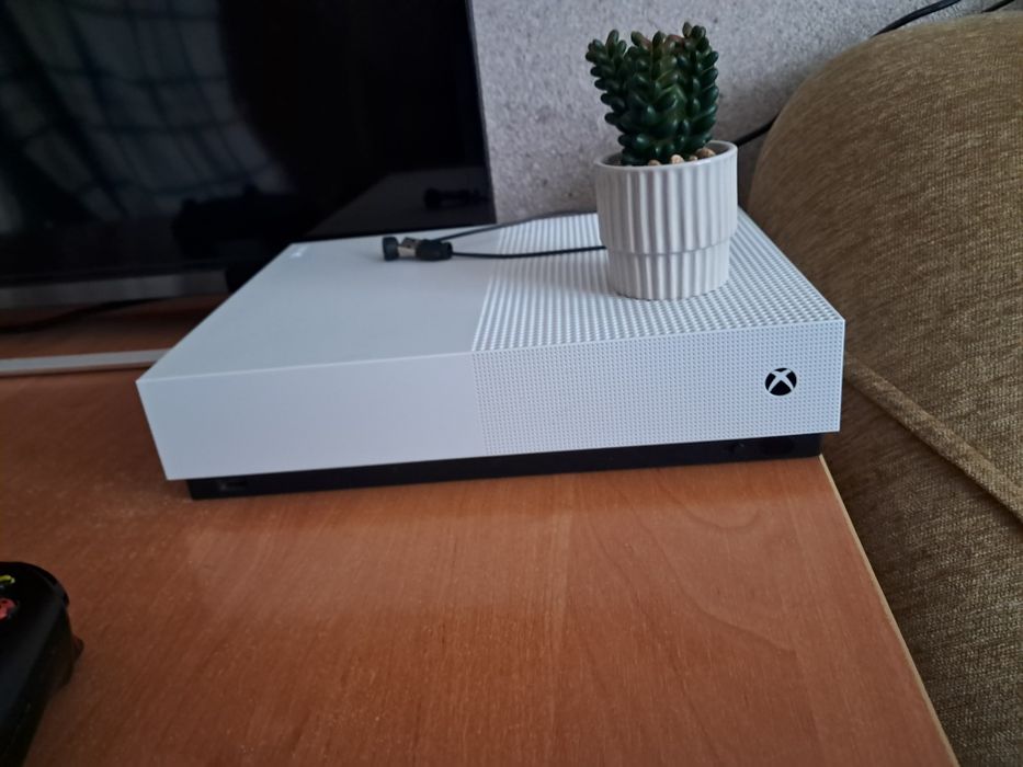 Обміняю xbox one s digital  на xbox one s
