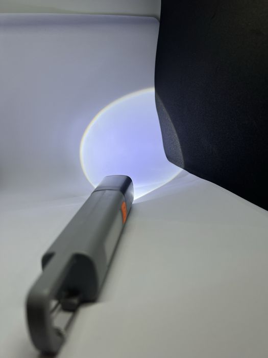 Компактный LED-фонарик с карабином