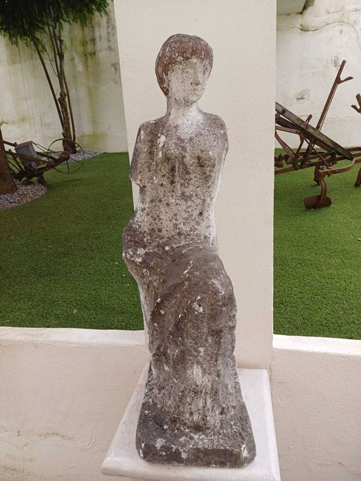 Fragmento em granito com crucifixo