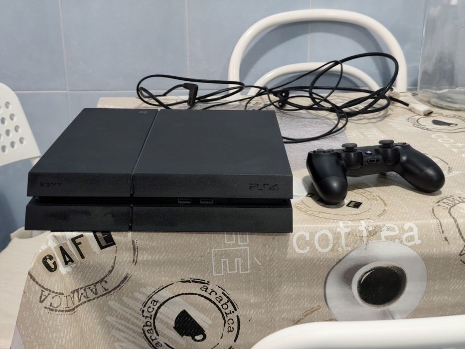 PS4 ( alguns anos) + Comando Novo (1 ano) | Moscavide | Pode testar