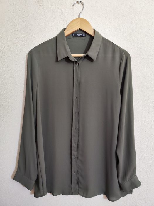 Blusa vermelha de Senhora da Bershka e Blusa verde oliva da Mango