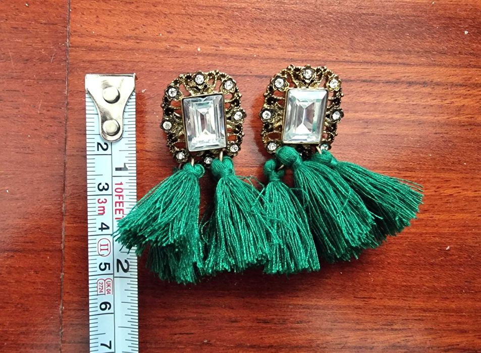 Brincos em tons de dourado e verde