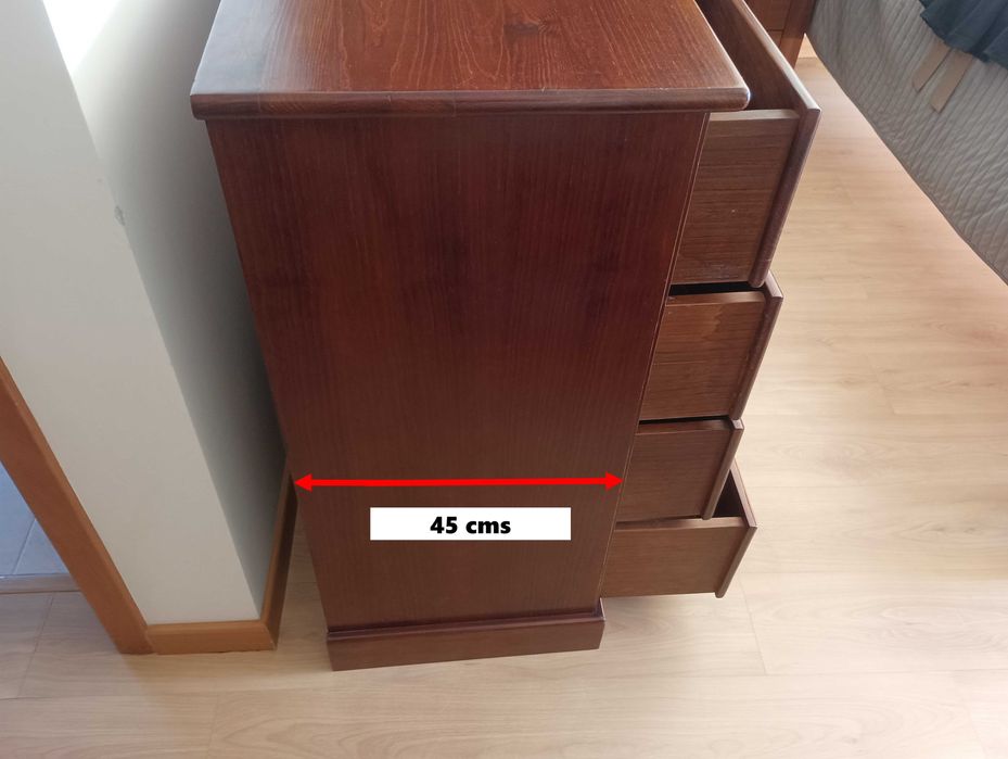 Cómoda em madeira de pinho